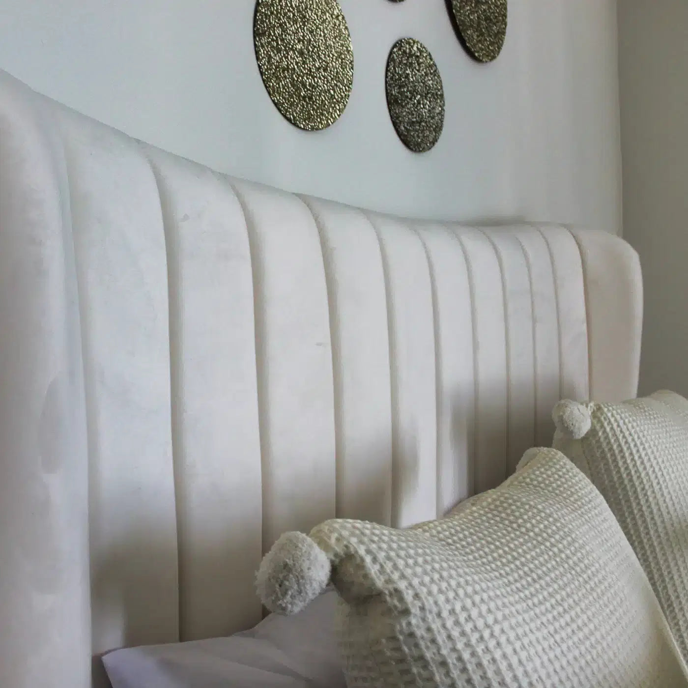 Bed Nora (Queen Size) in Velvet Off-White